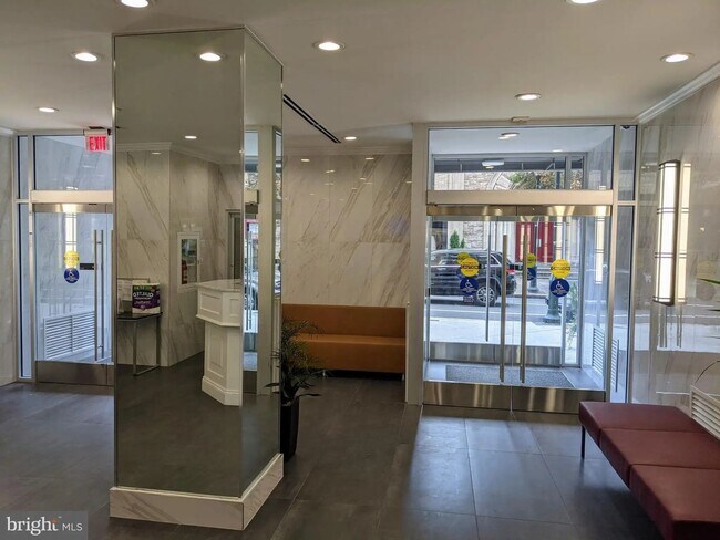 Building Photo - Available Now - High-Floor 1-Bedroom Condo at RiverWest in Center City