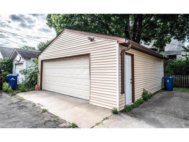 Building Photo - August 1st 2026- Large 5 Bedroom Single Fa...
