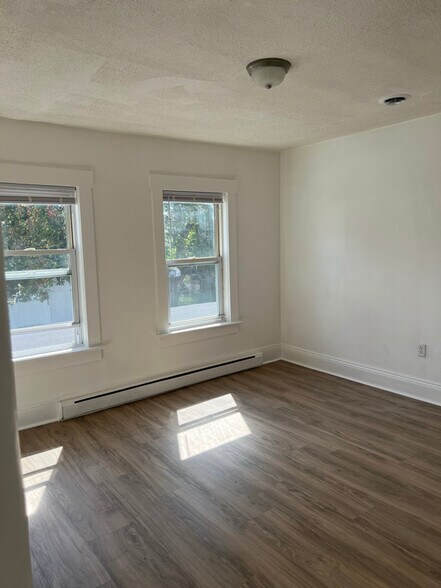 Building Photo - 42 London St