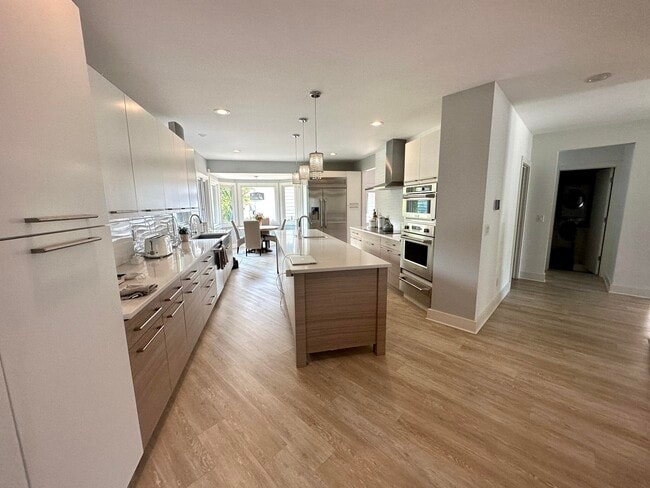 Building Photo - 4515 N Lake Dr