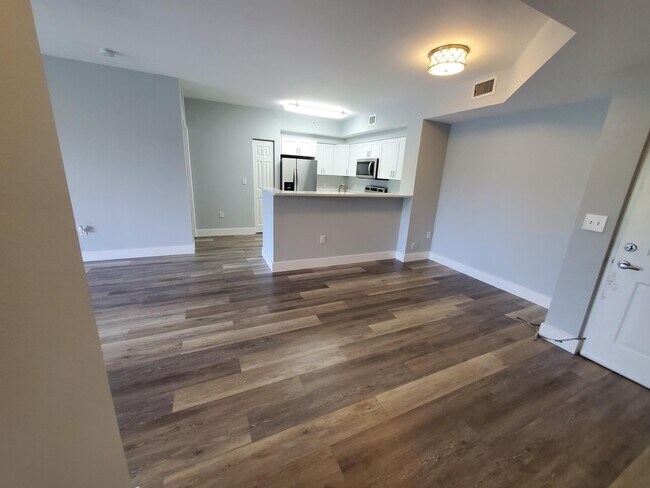 Building Photo - 8070 N Nob Hill Rd