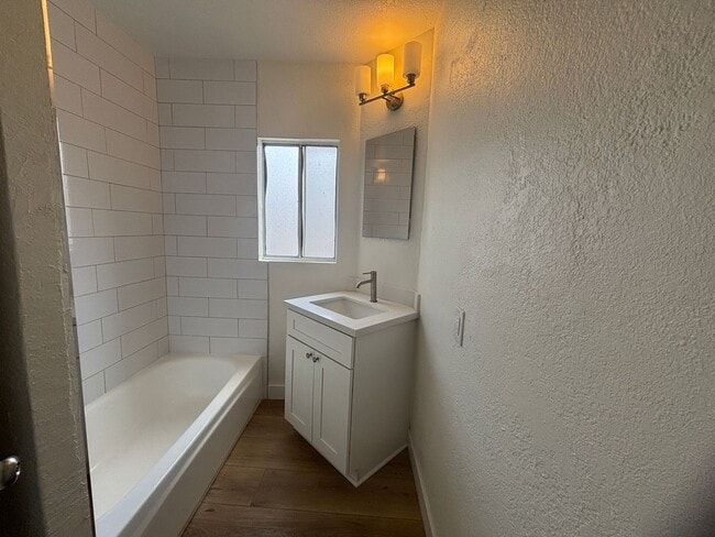 Building Photo - Remodeled 3 bedroom 2 bath Single Story Ho...