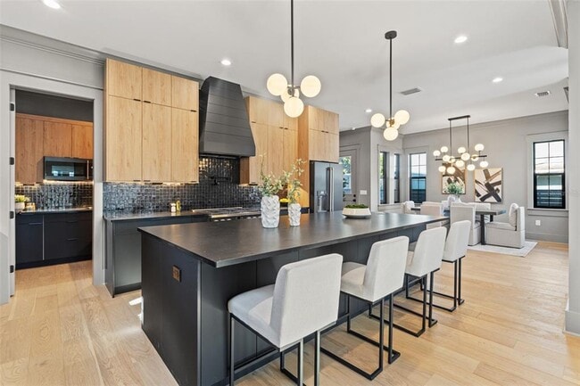 Building Photo - 807 W Park Ave