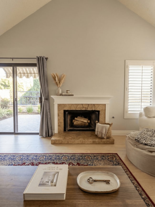 Building Photo - Charming 2BD Home w/ High Ceilings & Spacious Backyard – 4/3