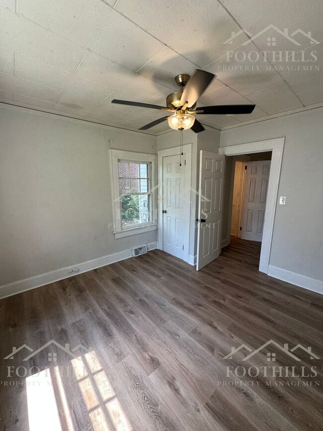 Building Photo - 1 Bedroom + Bonus Room Duplex with Storage...