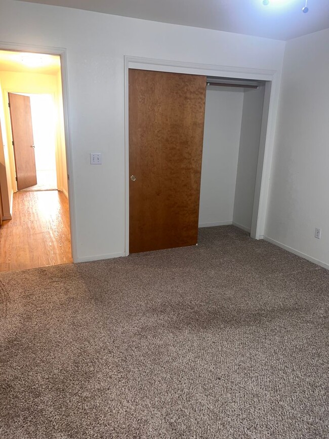 Building Photo - 3829