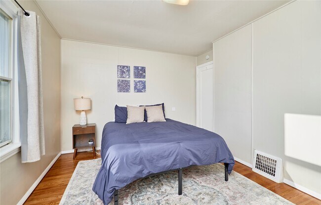 Building Photo - 3135 La Vista Dr