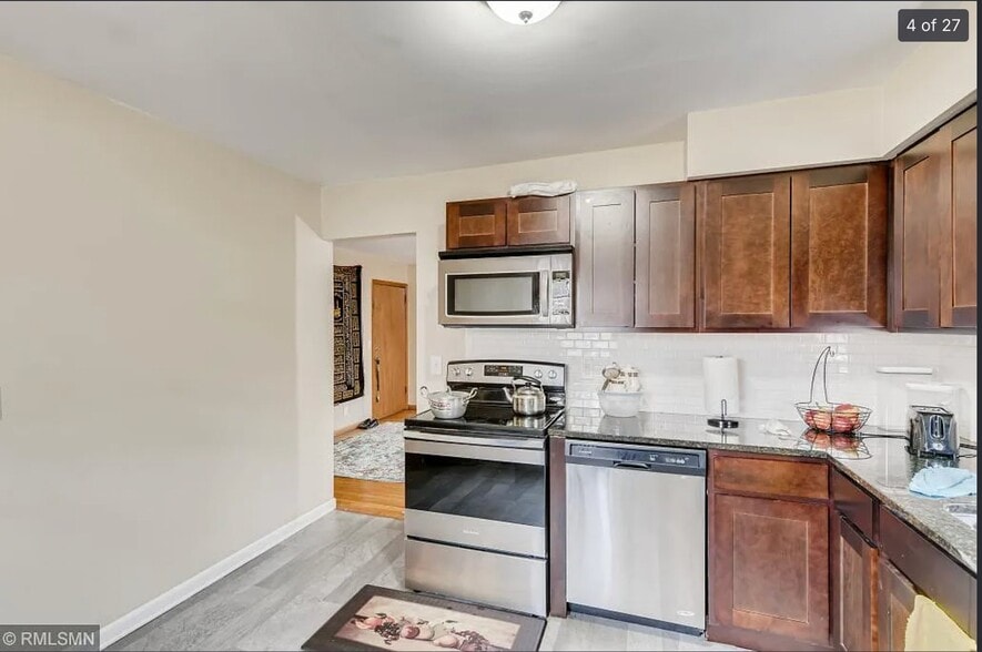 Building Photo - 403 W 74th St