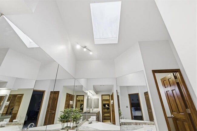 Building Photo - 2970 Woodruff Dr SE