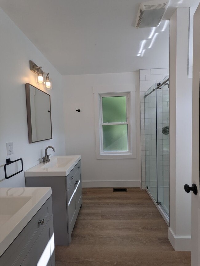 Building Photo - Black Mountain Rental!