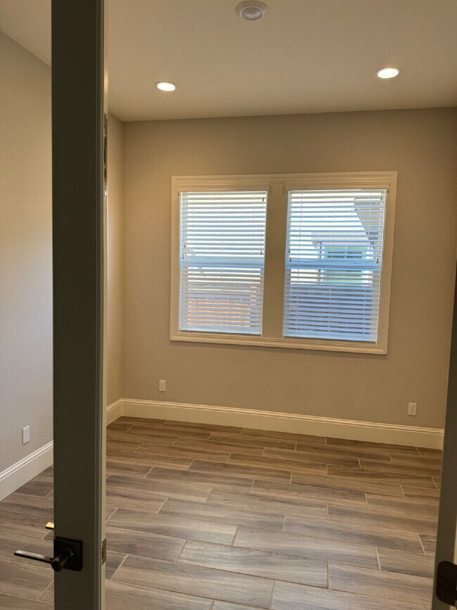 Building Photo - Newer 2 Bed/2 Bath with Office in 55+ Gate...