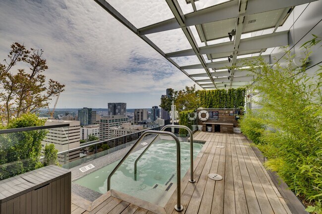 Building Photo - Luxurious 1 bedroom in Capital Hill!