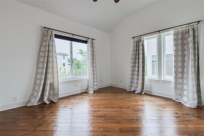 Building Photo - 2002 Blodgett St