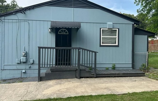 Building Photo - Beautiful 3-Bedroom Home in Quiet Cul-de-Sac | Garage + Fenced Yard | Section 8 & Pet Friendly