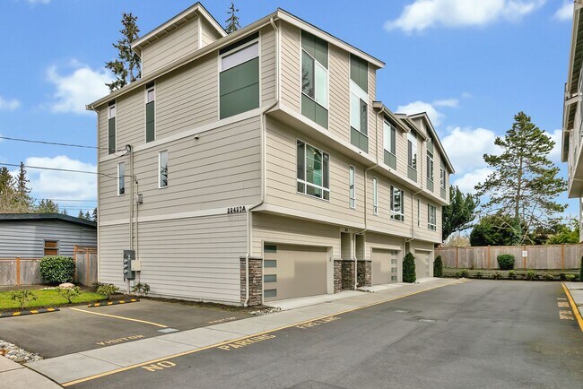 Building Photo - 3bed/2.5 Bath Modern Comfort Meets Elegant Design