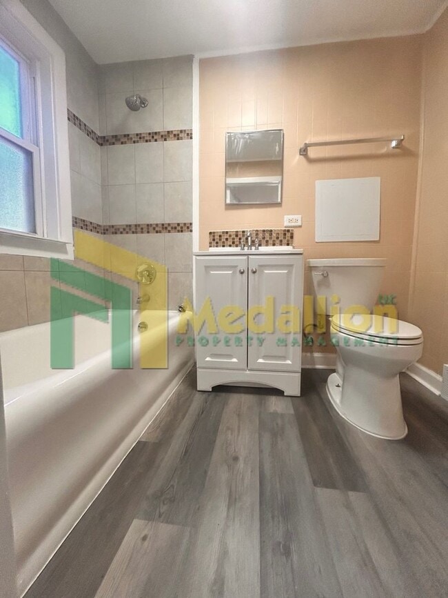 Building Photo - Updated 1-Bedroom Coach House with In-Unit Laundry