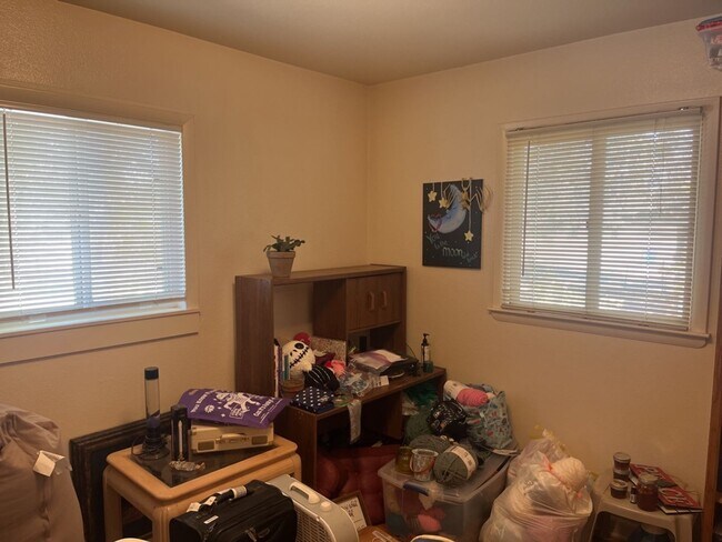 Building Photo - 526 N Frey Ave