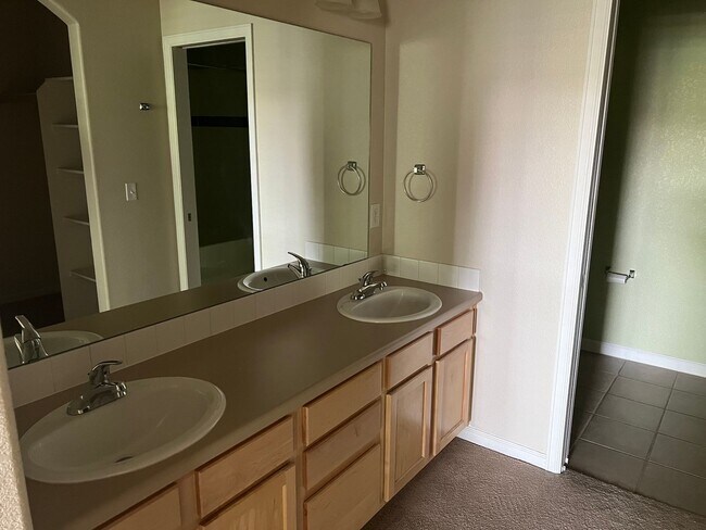 Building Photo - Fantastic 2 bedroom Condo Avail NOW