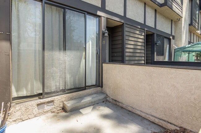 Building Photo - Beautifully Renovated 3-Bedroom Townhome i...