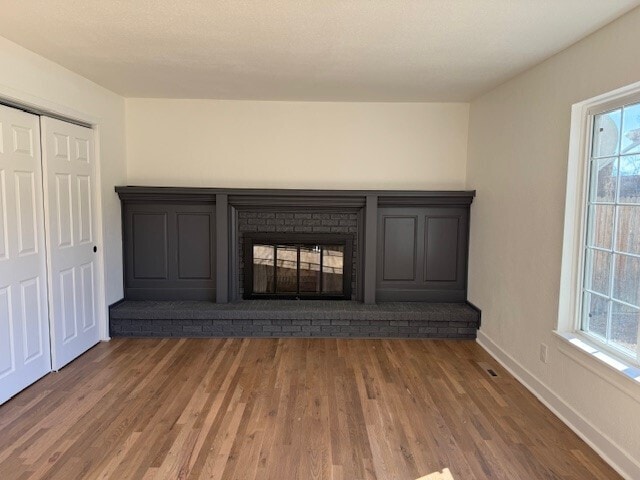 Building Photo - Modern finishes, spacious living, huge fenced backyard