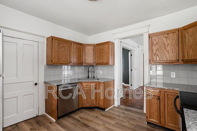 Building Photo - 418 N Drexel Ave