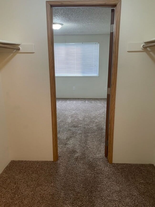 Building Photo - SINGLE LEVEL 2 BEDROOM CONDO