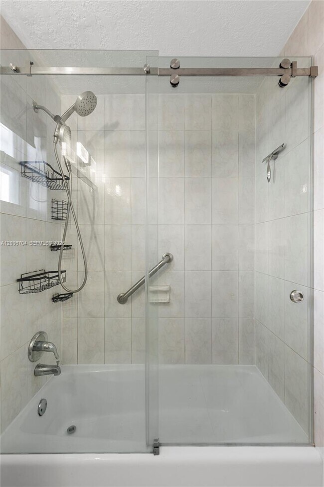 Building Photo - 1450 NE 171 St