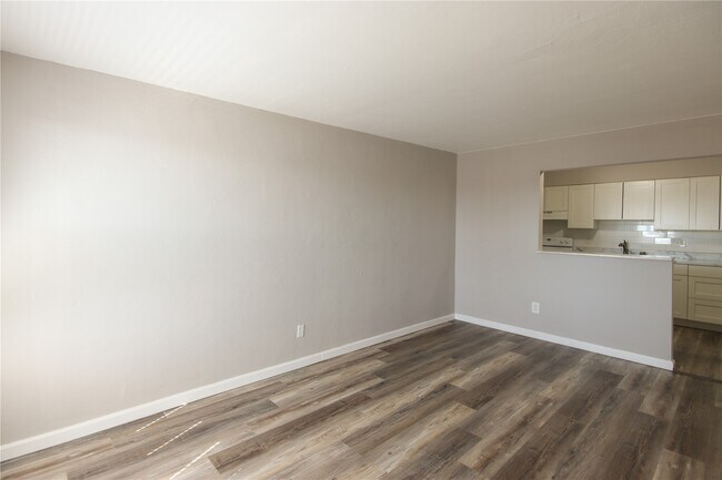 Building Photo - 4770 Kings Dr