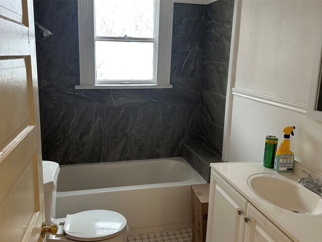 Building Photo - 4621 Davenport St