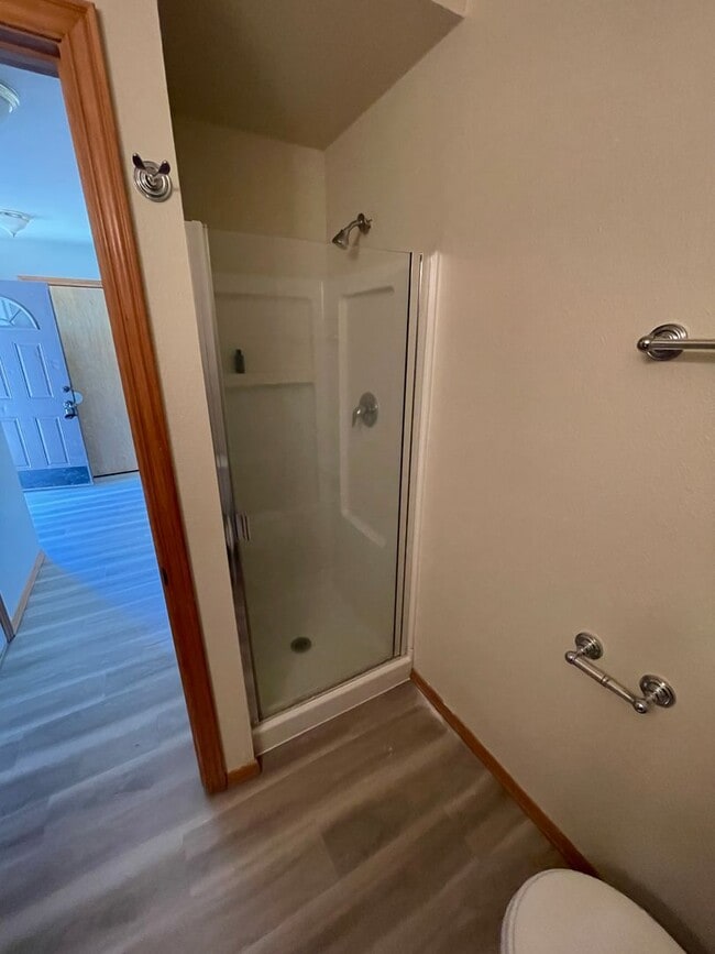 Building Photo - 404 River Ave