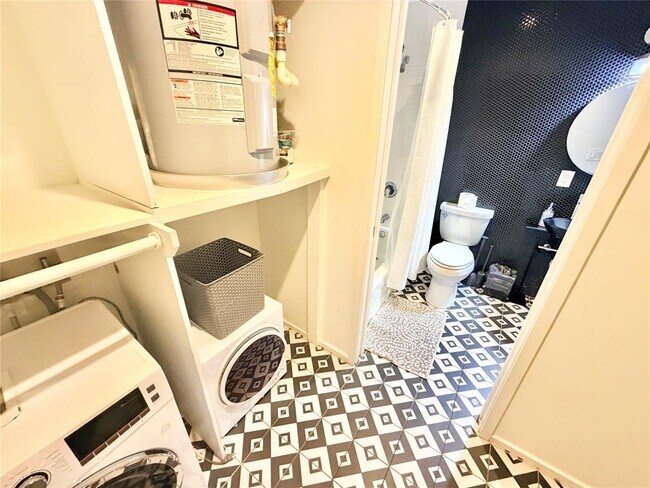 Building Photo - 201 Academy Dr