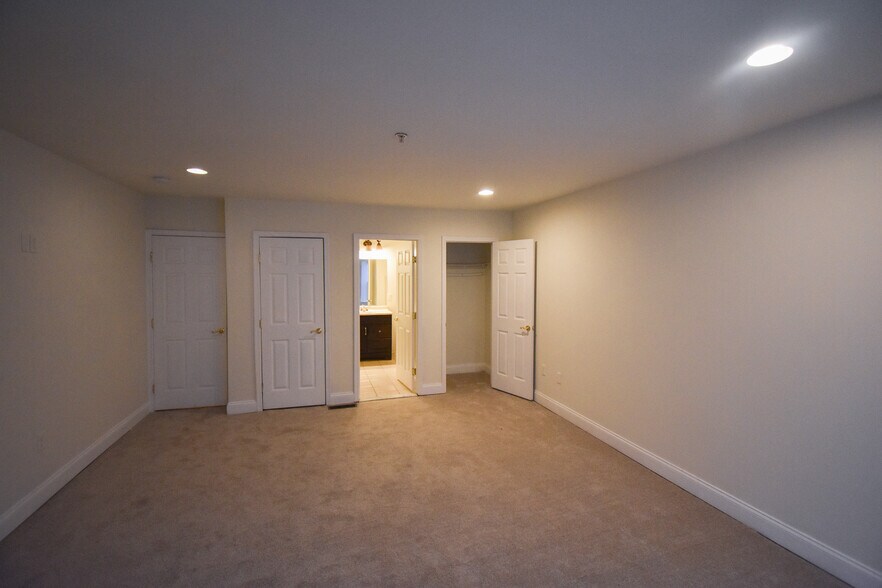 Building Photo - 13 S St NE