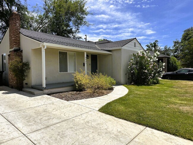 Building Photo - Beautiful 2-Bedroom Home with Large Backyard