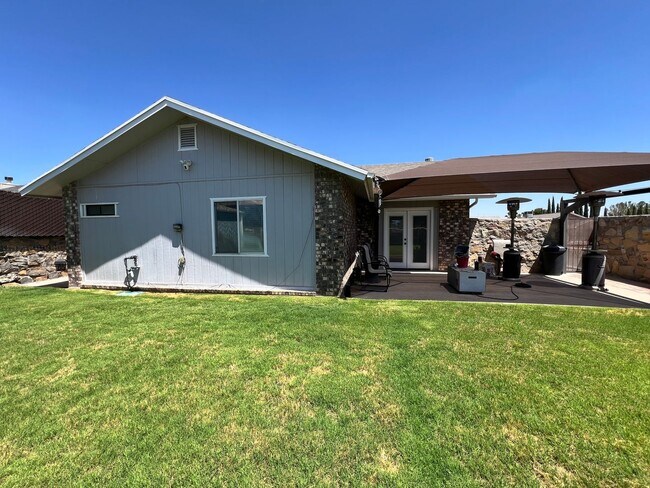 Building Photo - Beautiful East Side Home-Prime Location!