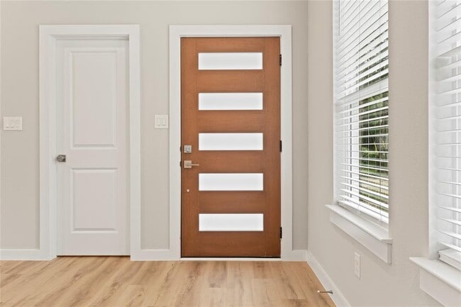 Building Photo - 240 Shadow Oak Dr