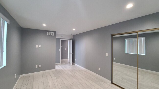 Building Photo - 32(839)