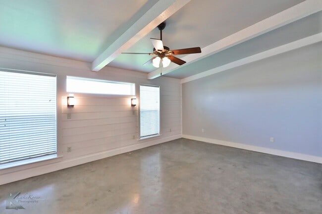 Building Photo - 3/2/2 duplex!  NEWLY UPDATED!