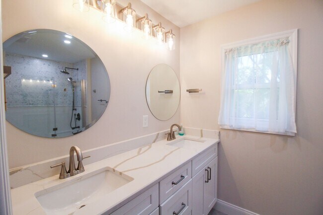 Building Photo - Luxury Annual Rental with Resort-Style Pool on Longboat Key