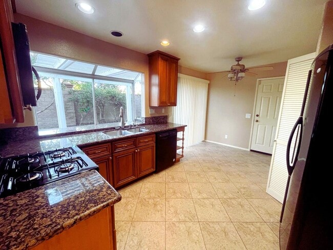 Building Photo - Charming Tustin Haven Available in October!