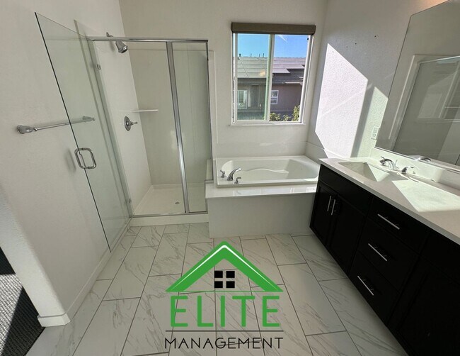 Building Photo - Beautiful 3-Bedroom Home in Desirable Trac...