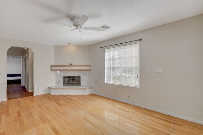 Building Photo - 6812 W Elm Creek Dr