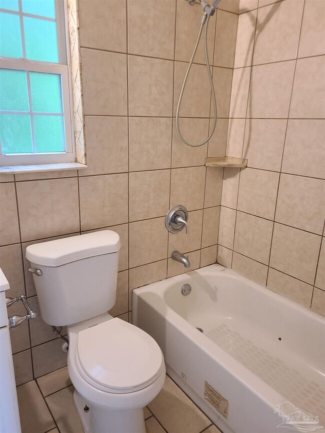 Building Photo - 204 Holmes Dr