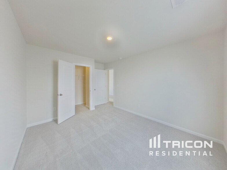 Building Photo - 4018 Rustling Grass Trl