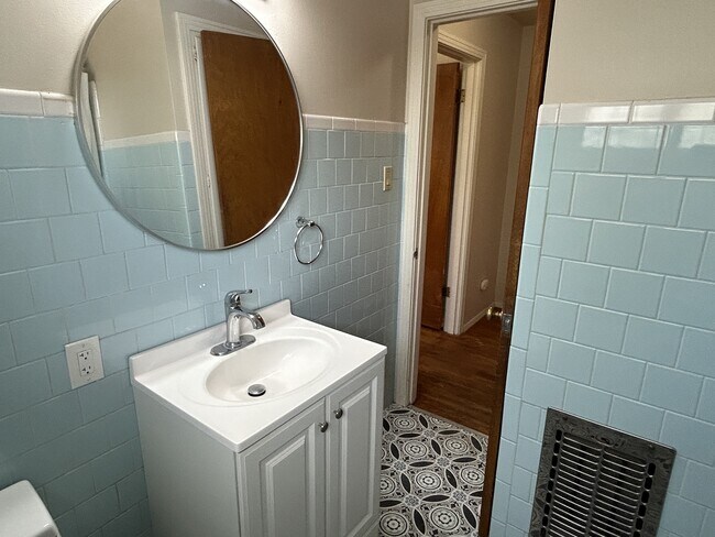 Building Photo - 2712 Palomas Dr NE