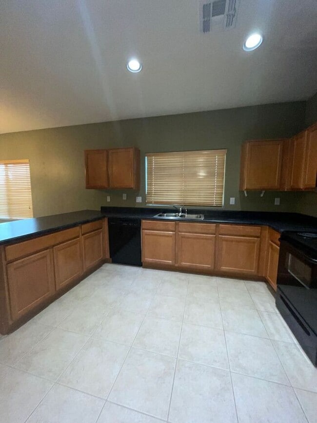 Building Photo - READY TO VIEW NOW! Spacious 3 Bed 2 Bath Home in Surprise Farms!