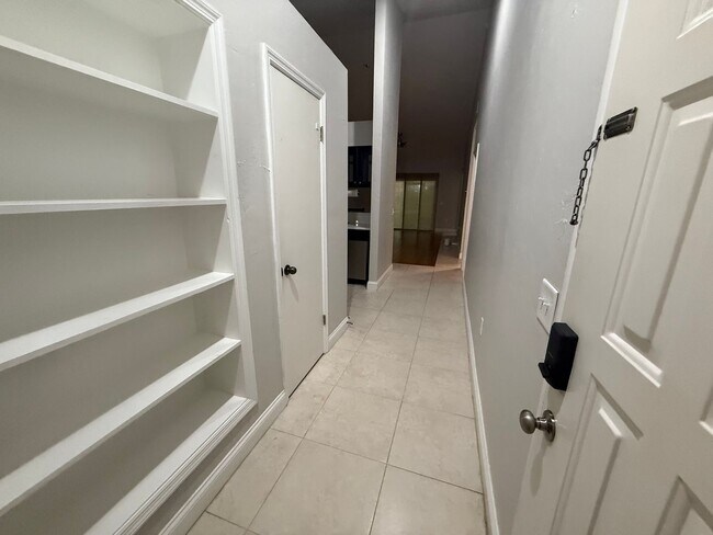 Building Photo - 2 Bed / 2 Bath Condo in The Gables
