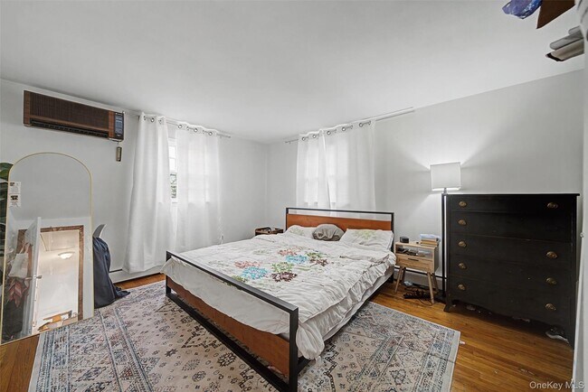 Building Photo - 10 Cedar Ln