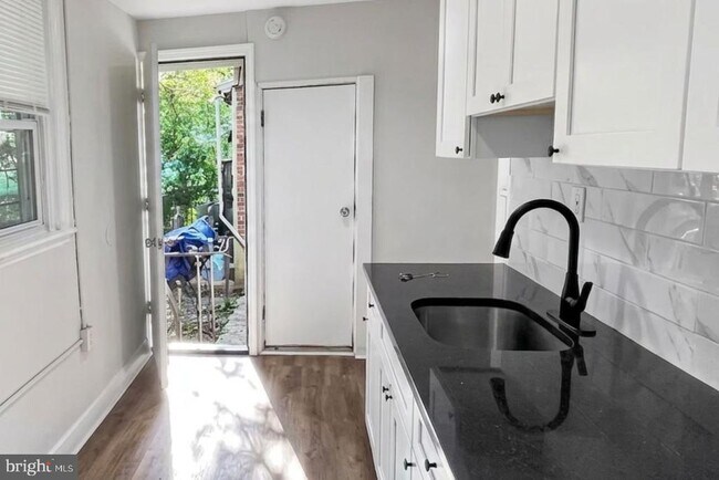 Building Photo - 4925 Cedar Ave