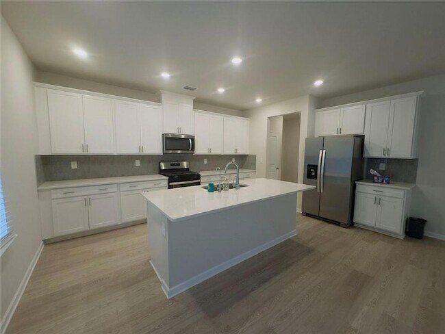 Building Photo - 327 Vly Oak Dr