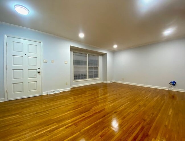 Building Photo - Established quiet neighborhood -3 bed,2 ba...